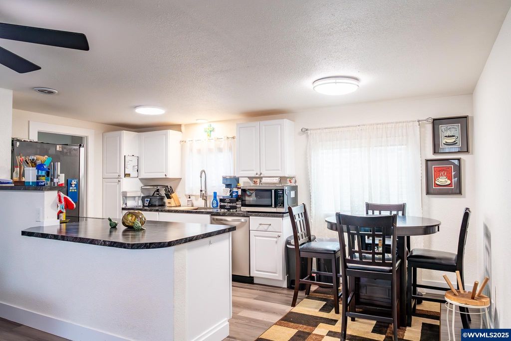 Image 6 of property listing at 1419 NW 8th St, Mcminnville, OR 97128