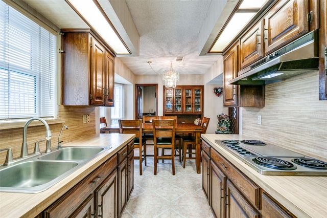 321 Kingsbridge Drive, Garland, TX 75040