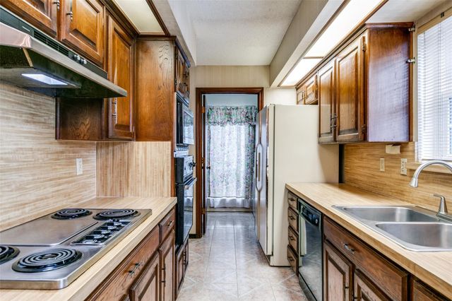 321 Kingsbridge Drive, Garland, TX 75040
