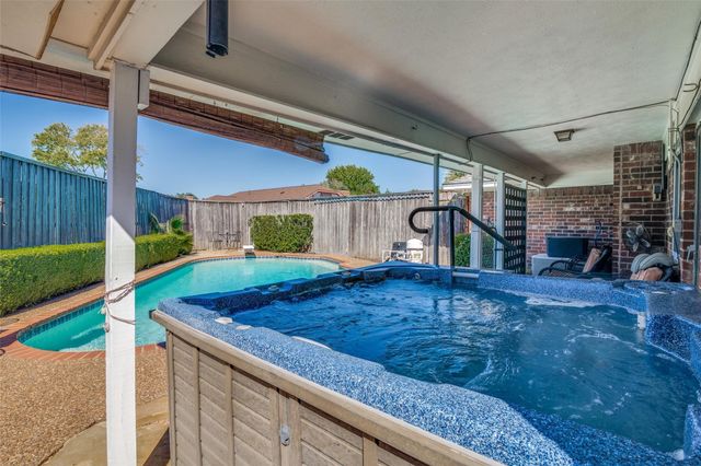 321 Kingsbridge Drive, Garland, TX 75040