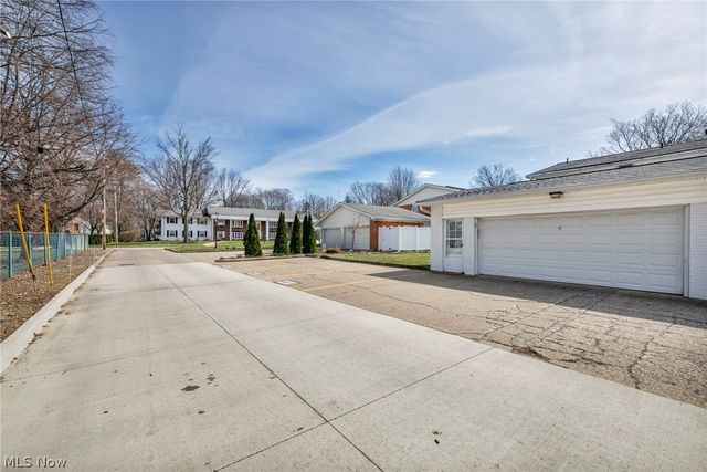 15 Meadowlawn Drive 9, Mentor, OH 44060