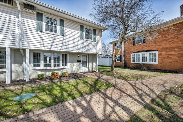 15 Meadowlawn Drive 9, Mentor, OH 44060