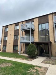 674 Pinecrest Drive 203, Prospect Heights, IL 60070