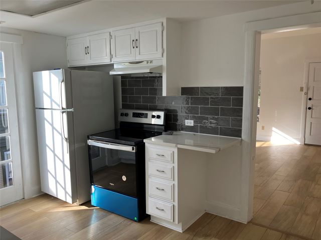 202 S Willomet Drive, Dallas, TX 75208