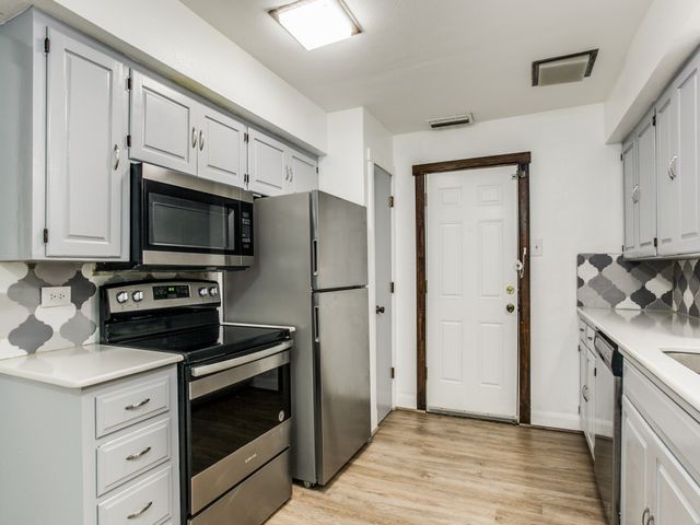 202 S Willomet Drive, Dallas, TX 75208