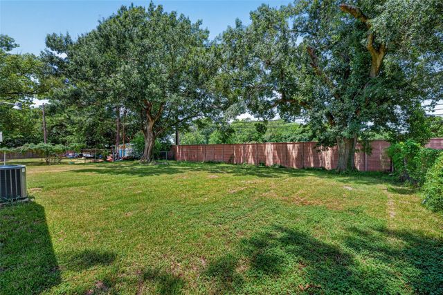 10263 Old Orchard Road, La Porte, TX 77571