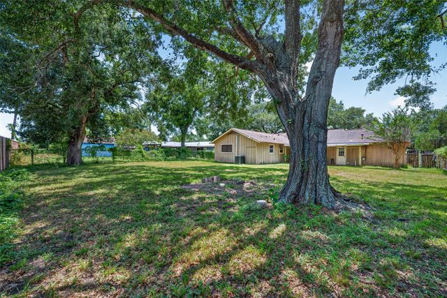 10263 Old Orchard Road, La Porte, TX 77571