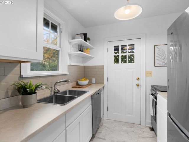 9605 Ne PRESCOTT St, Portland, OR 97220