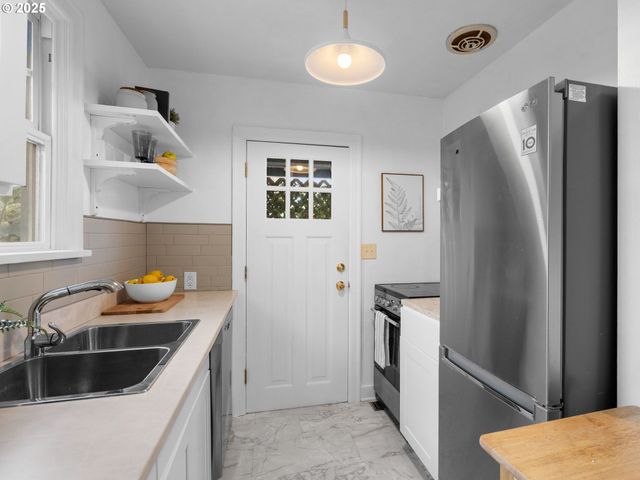 9605 Ne PRESCOTT St, Portland, OR 97220