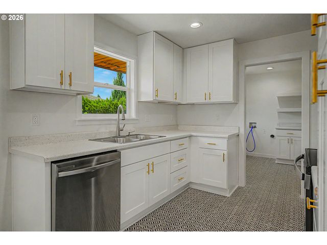 1315 N LOCUST St, Canby, OR 97013