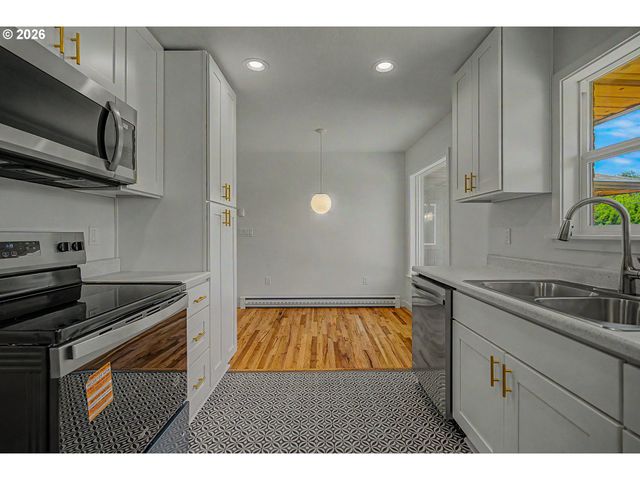 1315 N LOCUST St, Canby, OR 97013