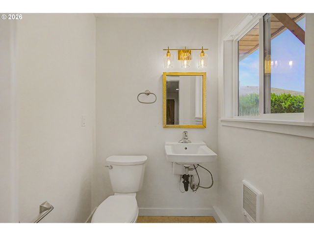 1315 N LOCUST St, Canby, OR 97013