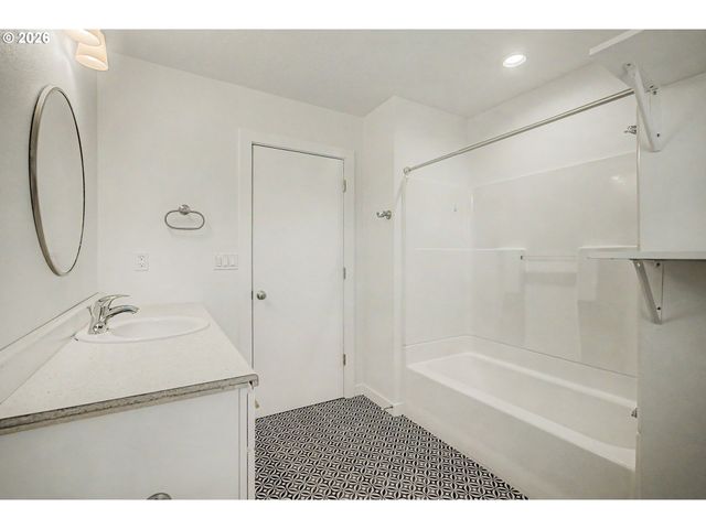 1315 N LOCUST St, Canby, OR 97013