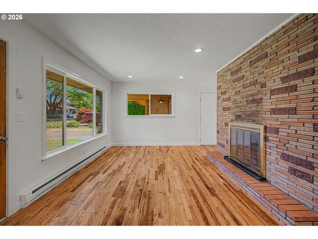 1315 N LOCUST St, Canby, OR 97013