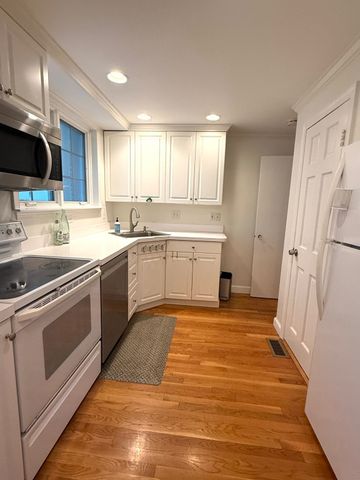 63 Linden St 1, Wellesley, MA 02482