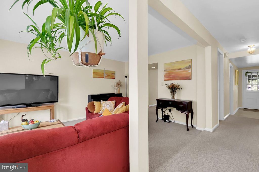 Image 5 of property listing at 19316 FRENCHTON PL, Montgomery Village, MD 20886