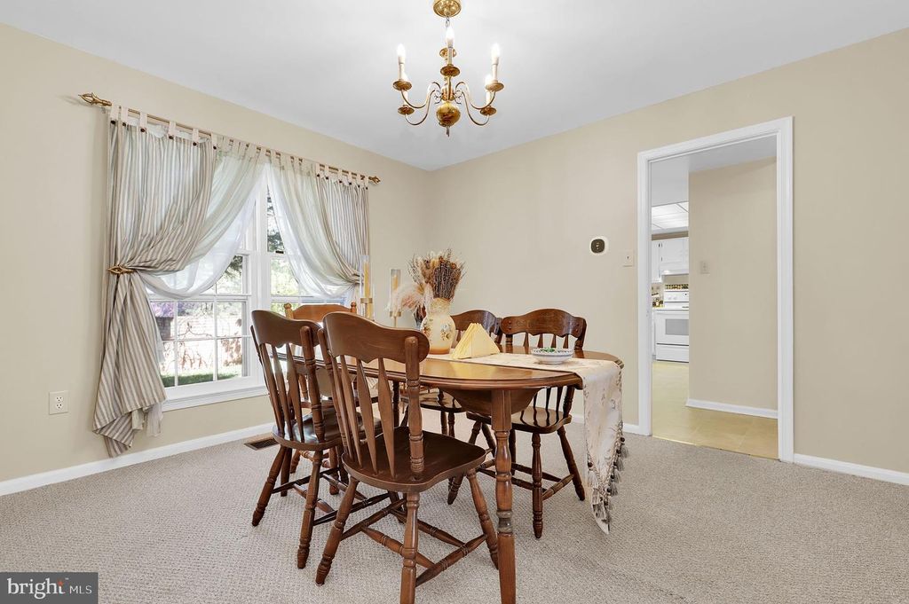 Image 9 of property listing at 19316 FRENCHTON PL, Montgomery Village, MD 20886