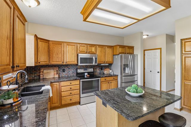 9001 Oakwood Drive, Urbandale, IA 50322