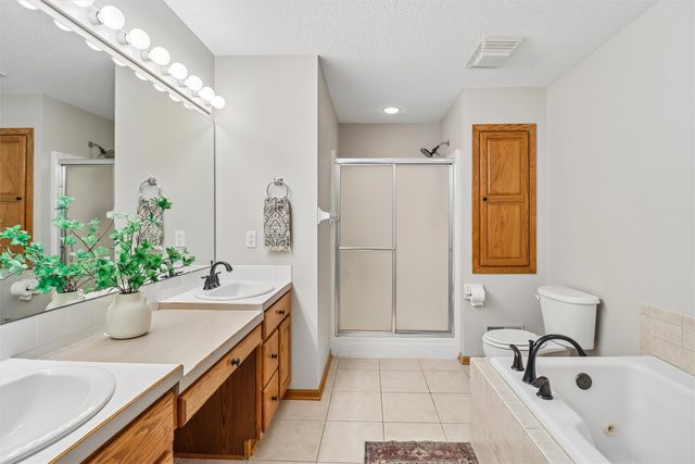 9001 Oakwood Drive, Urbandale, IA 50322