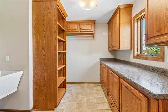 9001 Oakwood Drive, Urbandale, IA 50322