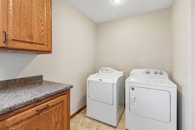9001 Oakwood Drive, Urbandale, IA 50322