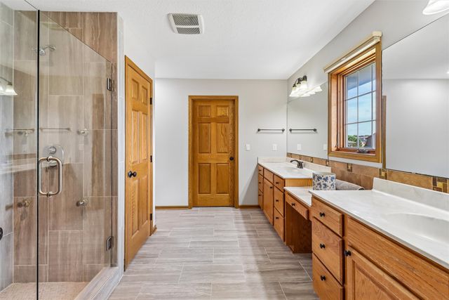 9001 Oakwood Drive, Urbandale, IA 50322