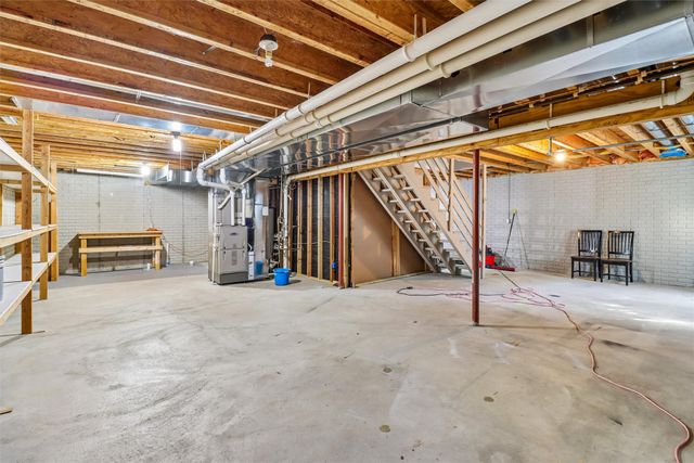 9001 Oakwood Drive, Urbandale, IA 50322