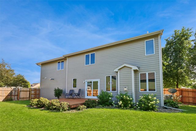 9001 Oakwood Drive, Urbandale, IA 50322