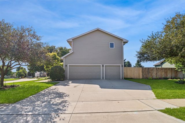 9001 Oakwood Drive, Urbandale, IA 50322