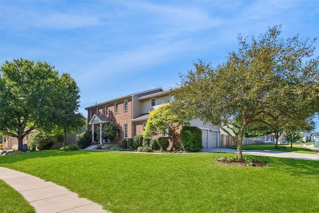 9001 Oakwood Drive, Urbandale, IA 50322