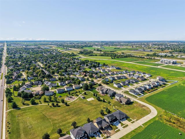 9001 Oakwood Drive, Urbandale, IA 50322