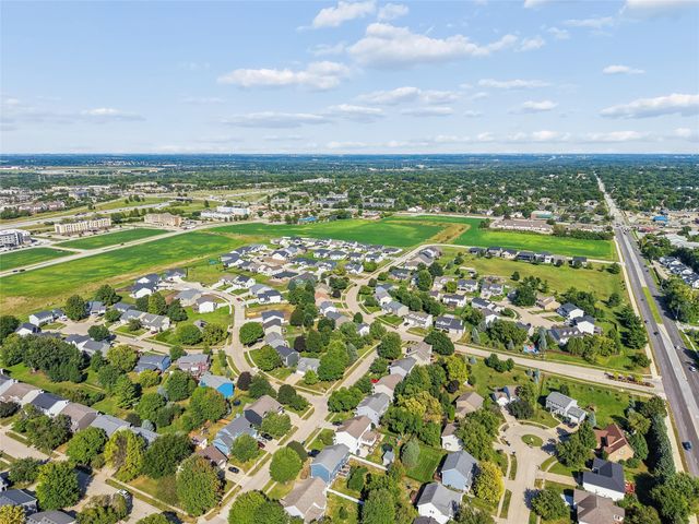 9001 Oakwood Drive, Urbandale, IA 50322