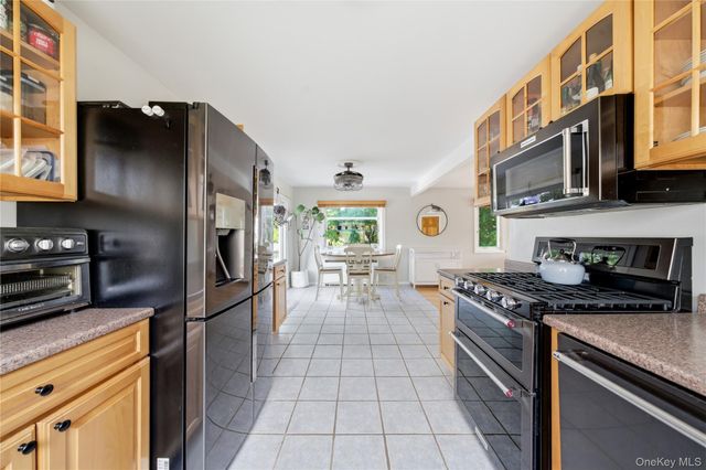 107 E Shore Road, Lindenhurst, NY 11757
