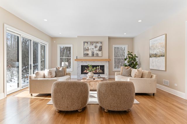 855 Fox Trail Court, Lake Forest, IL 60045