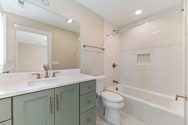 855 Fox Trail Court, Lake Forest, IL 60045