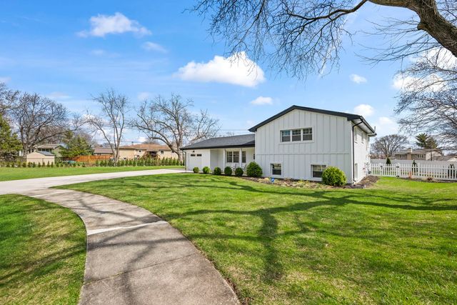 671 Hazel Court, Roselle, IL 60172