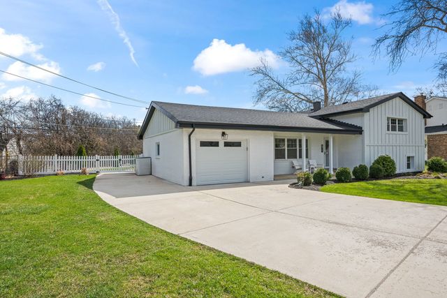 671 Hazel Court, Roselle, IL 60172