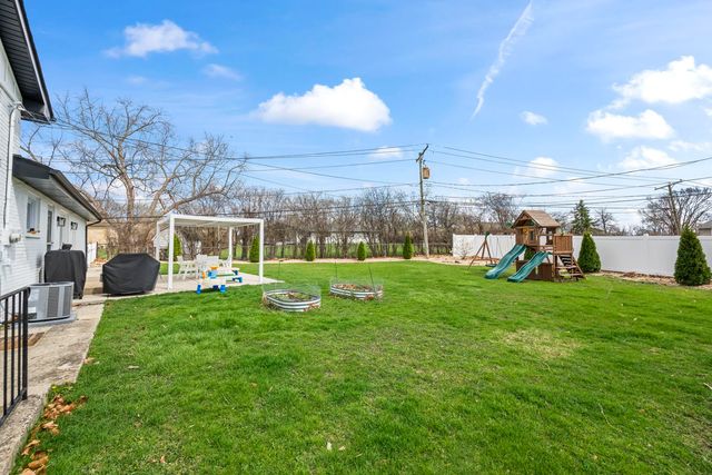 671 Hazel Court, Roselle, IL 60172