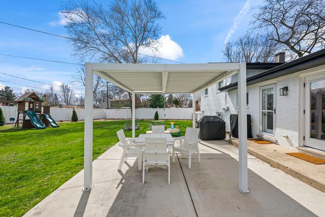 671 Hazel Court, Roselle, IL 60172