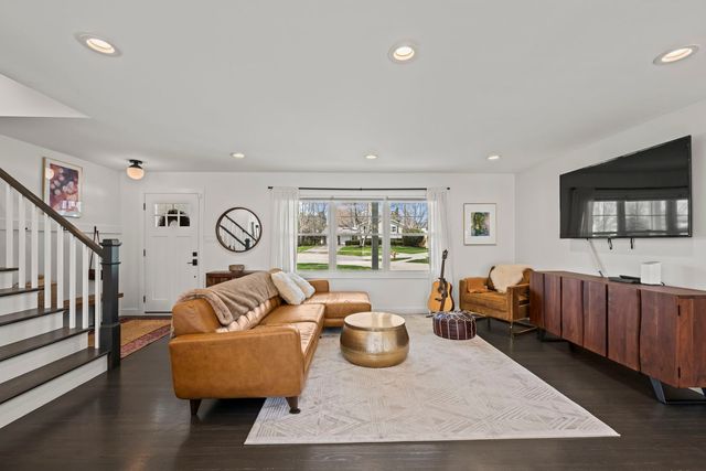 671 Hazel Court, Roselle, IL 60172