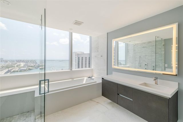 851 NE 1st Ave 3911, Miami, FL 33132