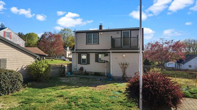 18 Sprague Court, Portsmouth, RI 02871