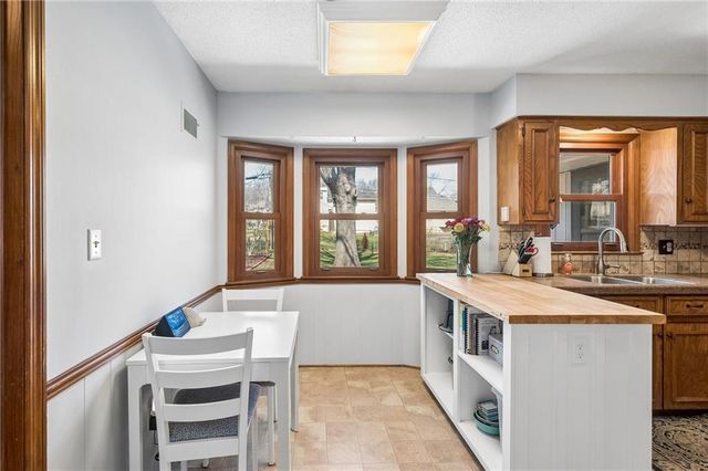 10104 W 98th Terrace, Overland Park, KS 66212