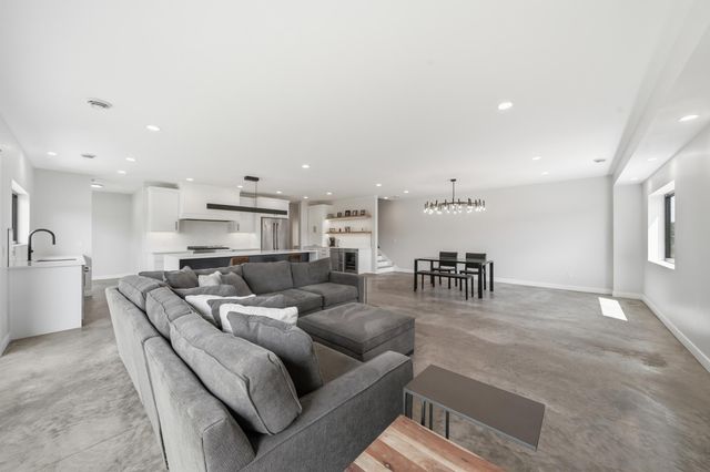 880 Wild Oak Trail, Independence, MN 55359