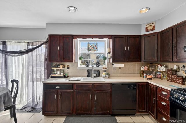 25 Woodfield Drive, Washingtonville, NY 10992