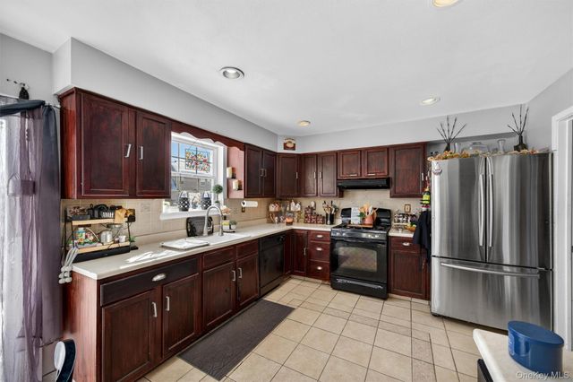 25 Woodfield Drive, Washingtonville, NY 10992