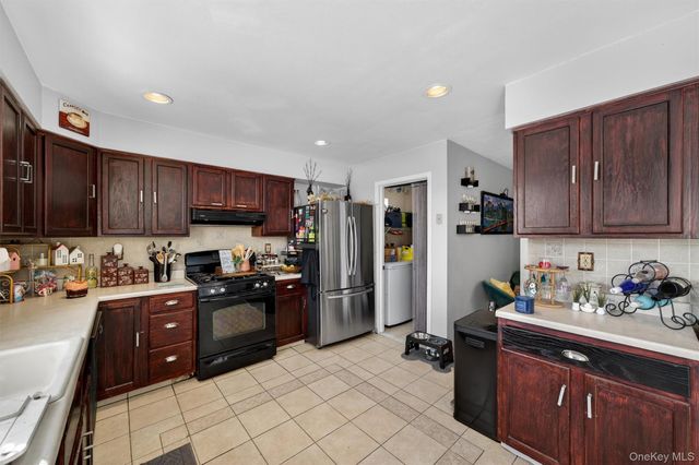 25 Woodfield Drive, Washingtonville, NY 10992