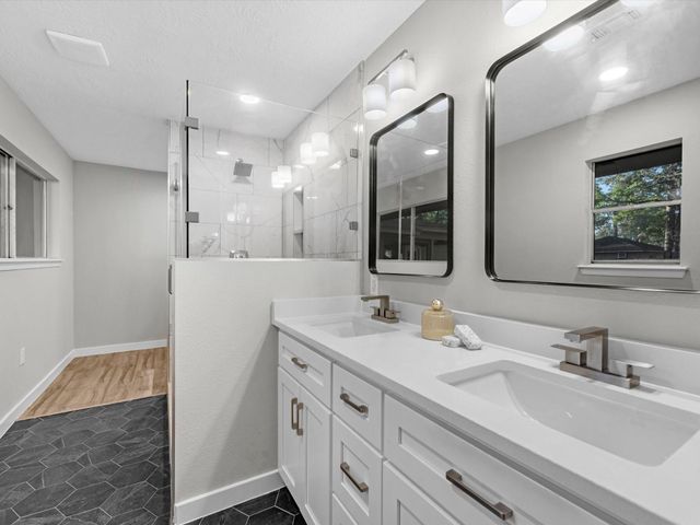 2126 Eagle Point Road, Crosby, TX 77532