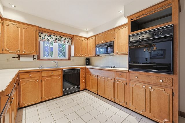 79 Highview Ave, Somerset, MA 02726