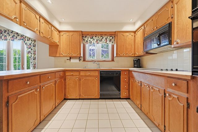 79 Highview Ave, Somerset, MA 02726